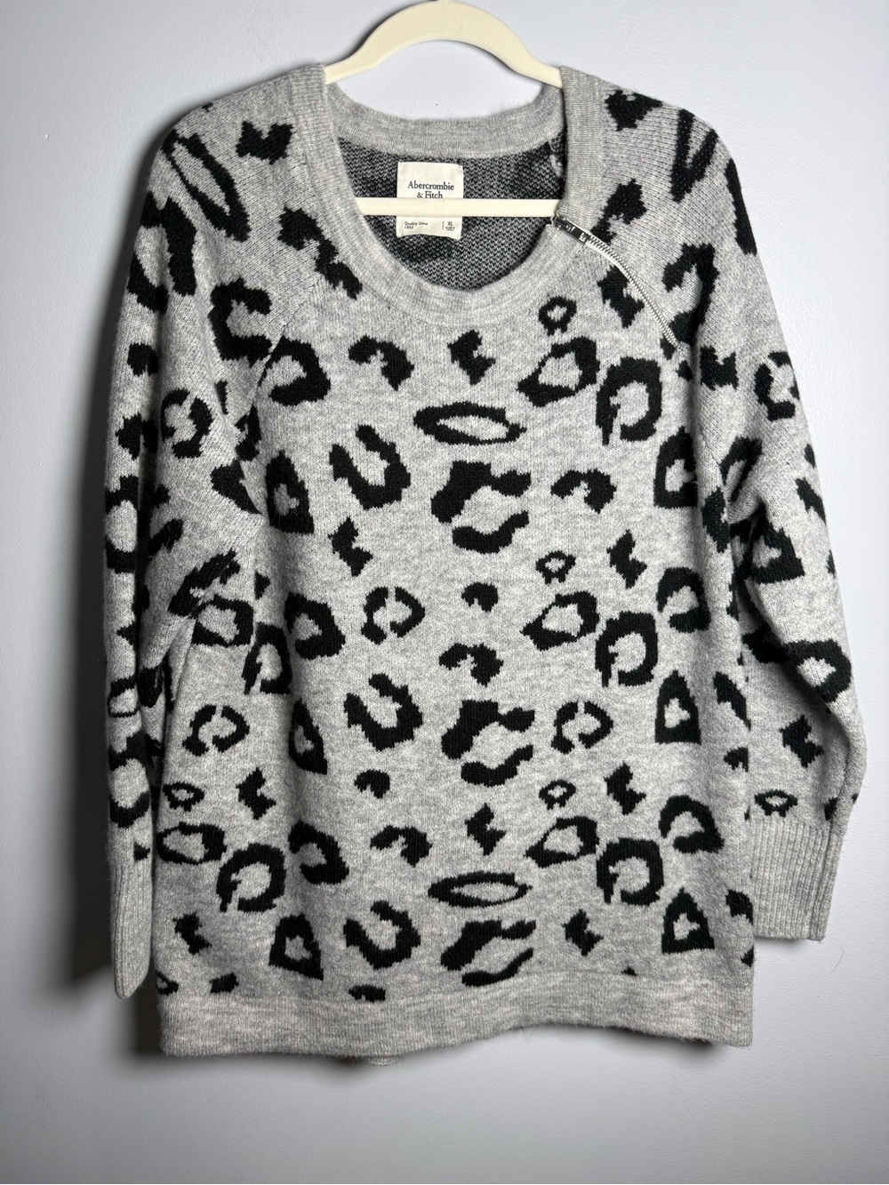 Abercrombie & Fitch XL Gray Leopard Print Zip Shoulder Sweater